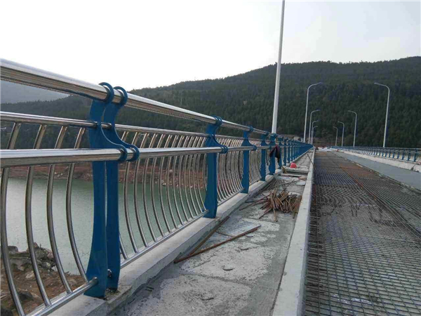 荆州不锈钢桥梁护栏的特点及其在桥梁安全中的重要作用