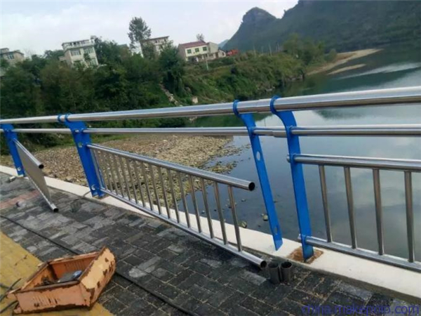 荆州不锈钢复合管护栏是一种卓越的防护材料